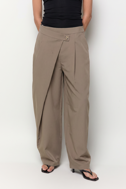 Pantalón pliegues delanteros