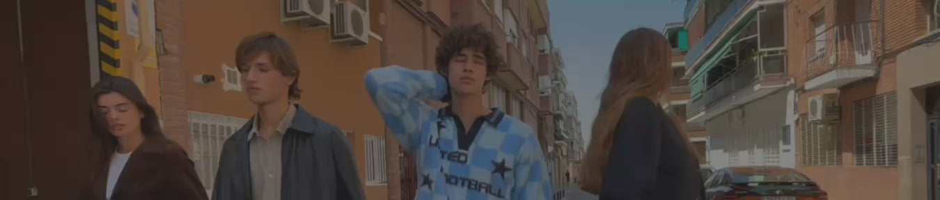 Jovenes con estilo caminando por Madrid, moda